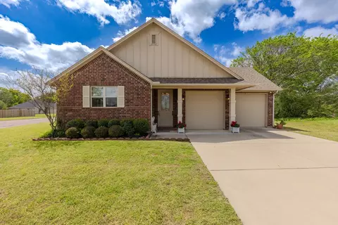 201 Cypress Point Ct, Bonham, TX 75418