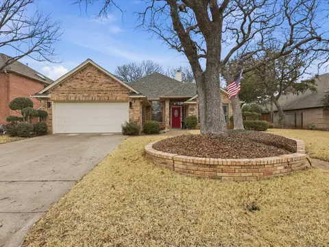 2613 Bent Tree Dr, Hurst, TX 76054