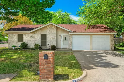 801 Meadowlark Dr, Mansfield, TX 76063