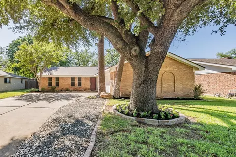 821 Prestwick St, Bedford, TX 76022