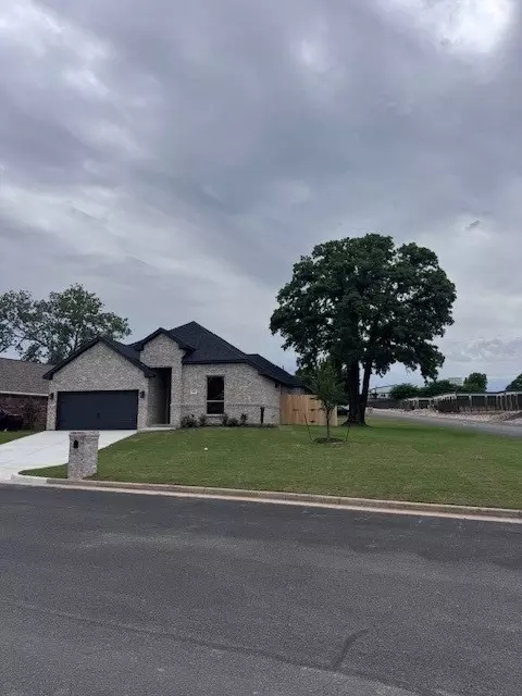 215 Sweetwater Dr, Weatherford, TX 76086