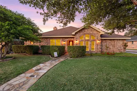 517 Highland Park Dr, Hurst, TX 76054