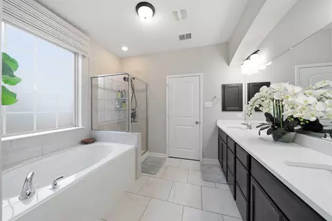 Bath - 2901 Gilchrist Dr, Lorena, TX 76655 photo 2 of 5