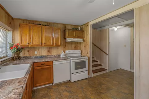 Kitchen - 121 Willow St, Heflin, LA 71039 photo 4 of 5