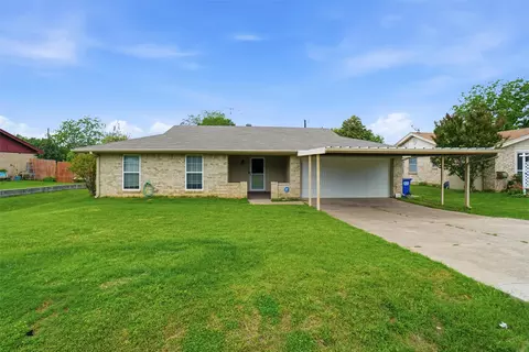 148 Lilac Ln, Azle, TX 76020