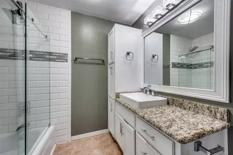 Bath - 54 Doty Ln, Denison, TX 75021 photo 3 of 4