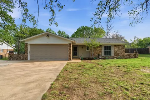 317 Glenhaven Dr, Azle, TX 76020