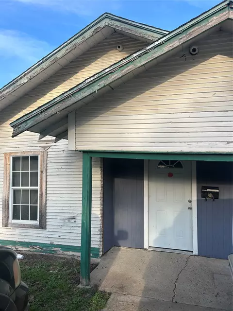2560 Peak St, Fort Worth, TX 76106