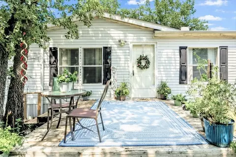 402 Silver Acres Rd, Azle, TX 76020