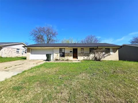 2801 Meadows Dr, Plano, TX 75074