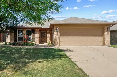 424 Brookhollow Ln, Saginaw, TX 76131