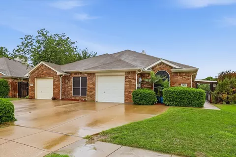 5621 Swords Dr, Fort Worth, TX 76137