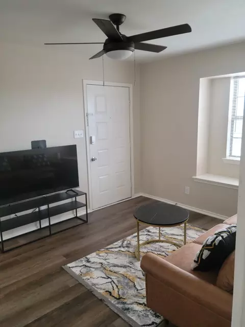 1708 Crest Point Dr, Arlington, TX 76012