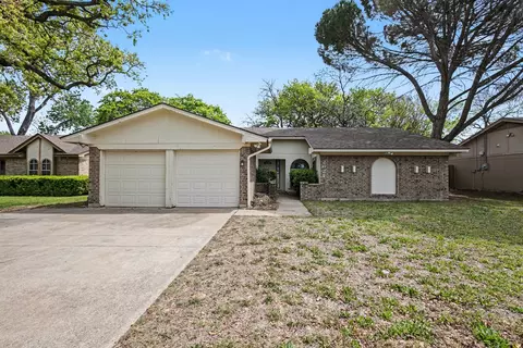 2621 Warren Ln, Fort Worth, TX 76112
