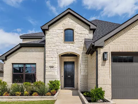 279 Moonshadow Dr, Waxahachie, TX 75165