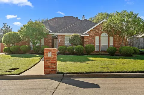 107 Montreal Dr, Hurst, TX 76054