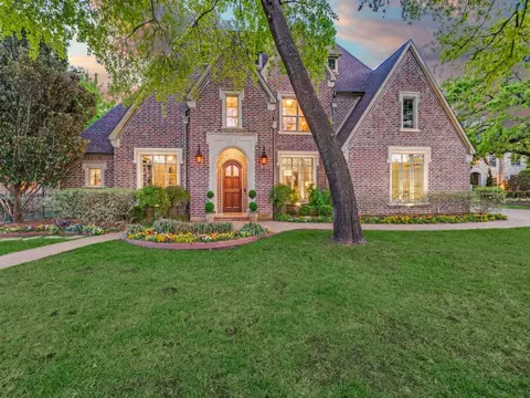 701 Regency Ct, Denton, TX 76210