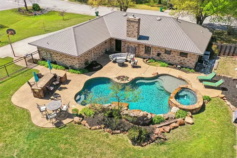 908 N Maple St, Muenster, TX 76252
