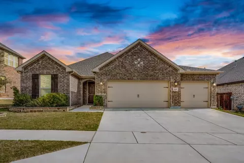 9016 Bison Creek Dr, Fort Worth, TX 76131