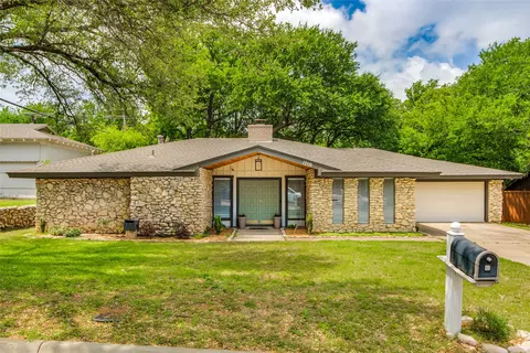 1209 Wade Dr, Bedford, TX 76022