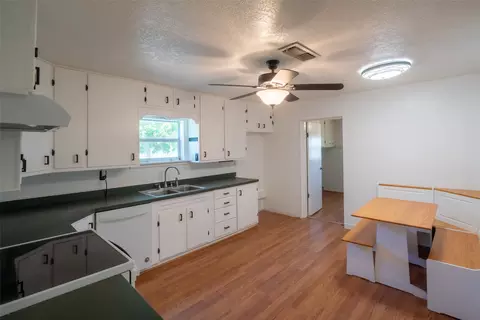242 E Hamilton St, Stamford, TX 79553