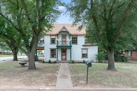 103 N Crockett St, Henrietta, TX 76365