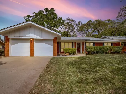 712 Joanna Dr, Hurst, TX 76053