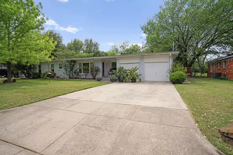 1106 Warden St, Benbrook, TX 76126