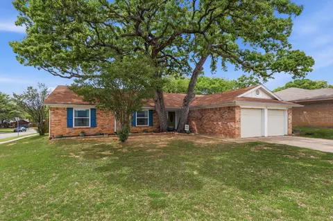 2413 Meadow Vw, Bedford, TX 76021