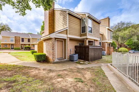 2103 Park Willow Ln #A, Arlington, TX 76011