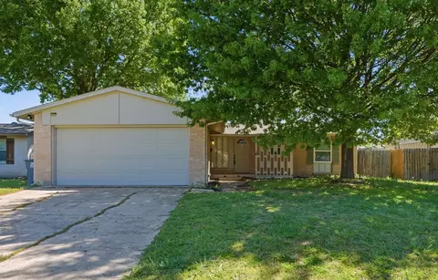 8660 Kingspoint Dr, Dallas, TX 75238