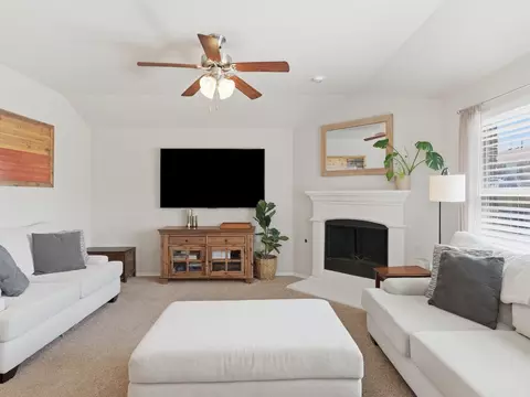 Living - 431 Paddock Ln, Celina, TX 75009 photo 2 of 4