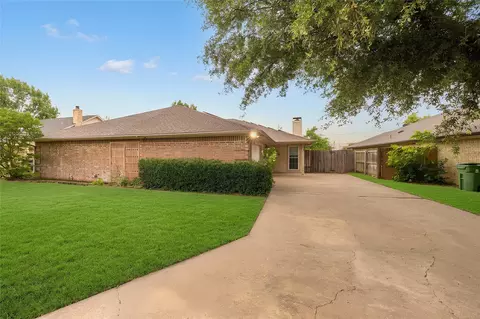 215 Mountainview Dr, Hurst, TX 76054