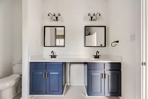 Bath - 1014 Trinity St, Cleburne, TX 76031 photo 3 of 4