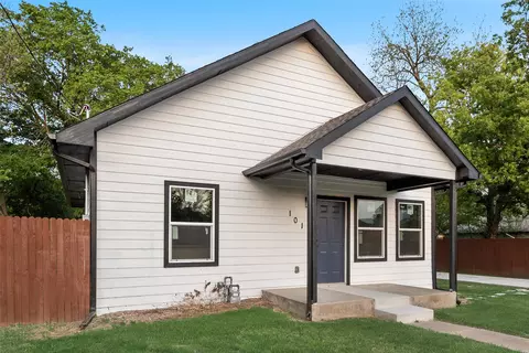 Exterior - 1014 Trinity St, Cleburne, TX 76031 photo 5 of 7