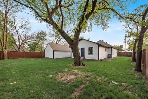 Exterior - 1014 Trinity St, Cleburne, TX 76031 photo 6 of 7