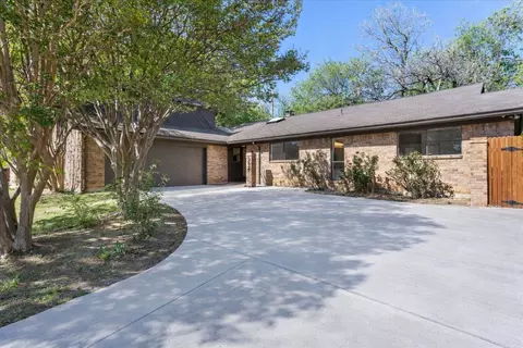 5521 Chimney Rock Rd, Fort Worth, TX 76112