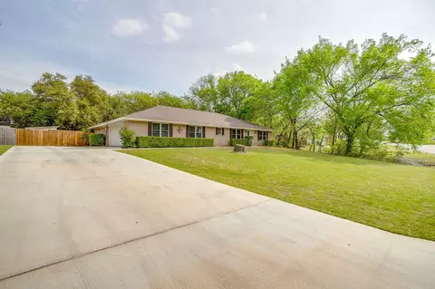 406 Country Club Dr, Joshua, TX 76058