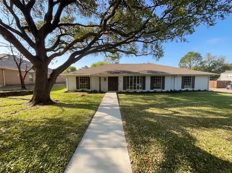 2800 N Surrey Dr, Carrollton, TX 75006