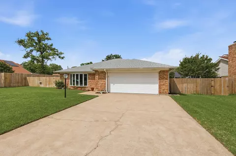 2317 Quail Ln, Grapevine, TX 76051