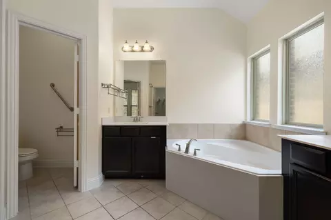 Bath - 7409 Bishop Pine Rd, Denton, TX 76208 photo 2 of 3
