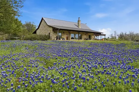 825 Benavides Ln, Mineral Wells, TX 76067