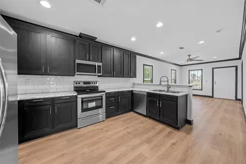 202 N 6th St, Mount Calm, TX 76673