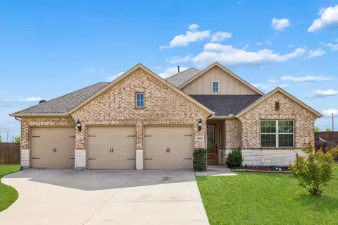 8004 Larch Ln, Fort Worth, TX 76131