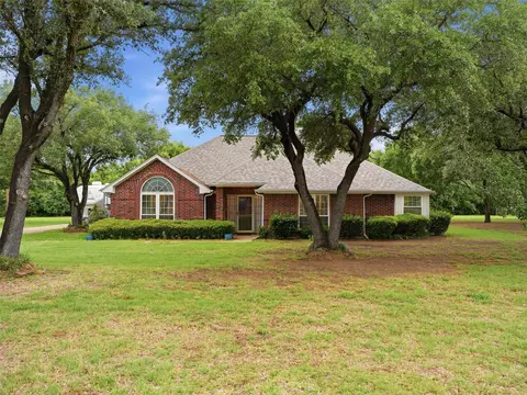 6065 Autumn Hills Dr, Fort Worth, TX 76140
