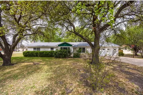 211 W Long St, Elm Mott, TX 76640