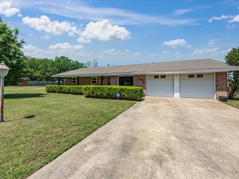 1312 Rock St, Bowie, TX 76230