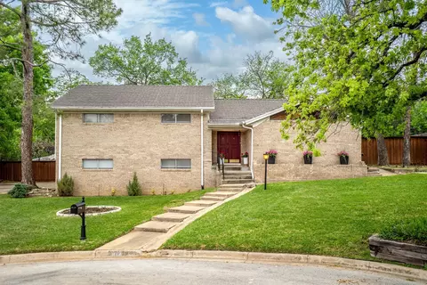 632 Caduceus Ct, Hurst, TX 76053