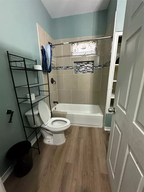 Bath - 1824 Lyle Ave, Waco, TX 76708 photo 1 of 2