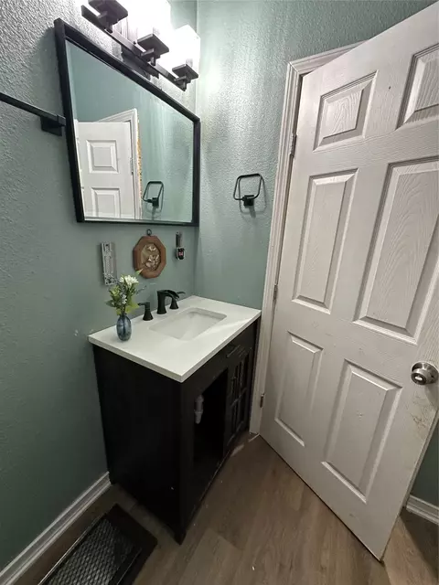 Bath - 1824 Lyle Ave, Waco, TX 76708 photo 2 of 2